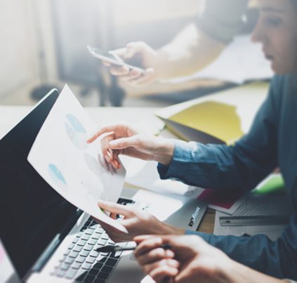 Equipo analizando datos de gestión metrológica